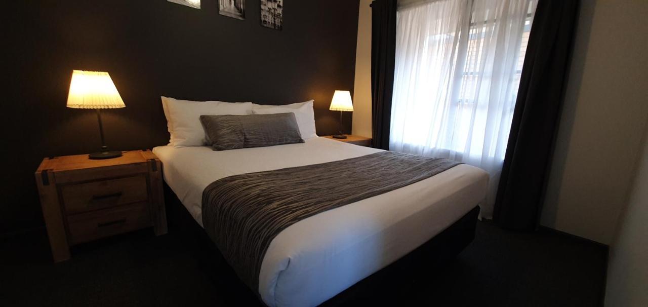 يونغ Colonial Motel & Apartments المظهر الخارجي الصورة