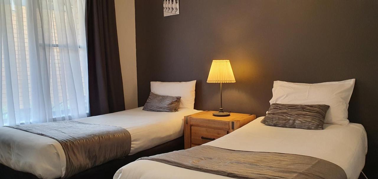 يونغ Colonial Motel & Apartments المظهر الخارجي الصورة