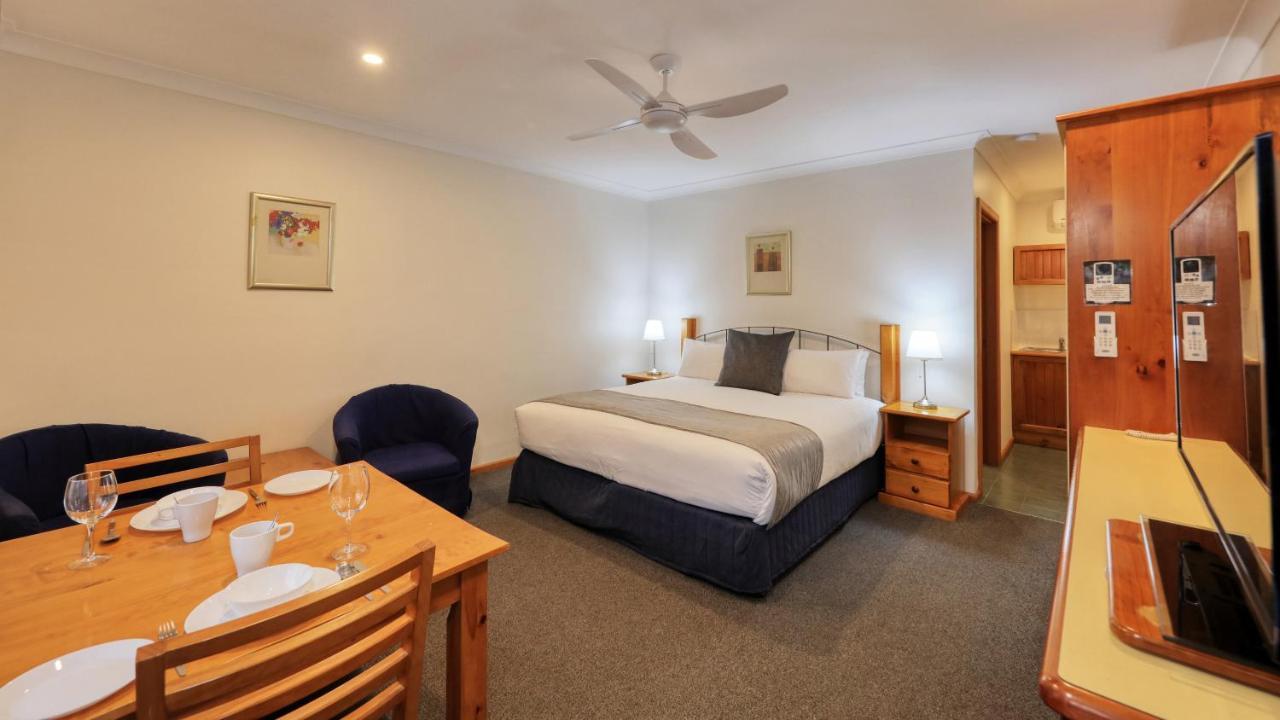 يونغ Colonial Motel & Apartments المظهر الخارجي الصورة