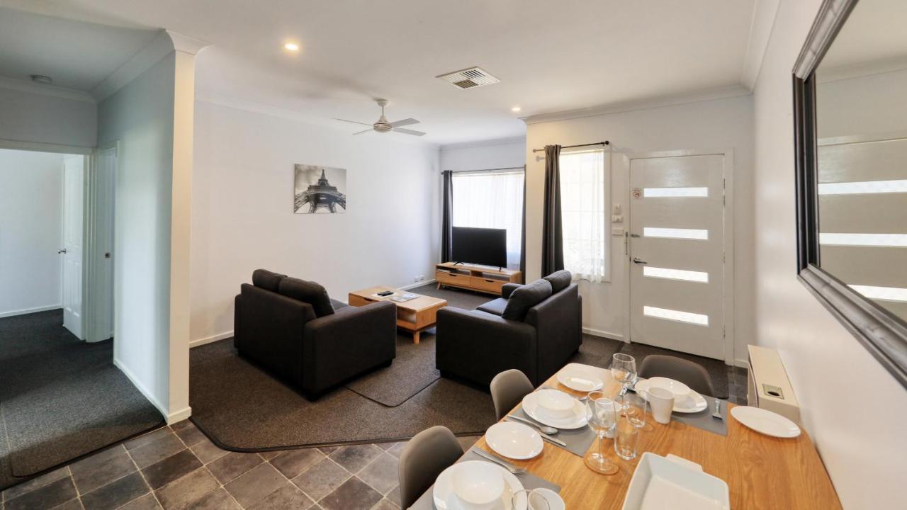 يونغ Colonial Motel & Apartments المظهر الخارجي الصورة