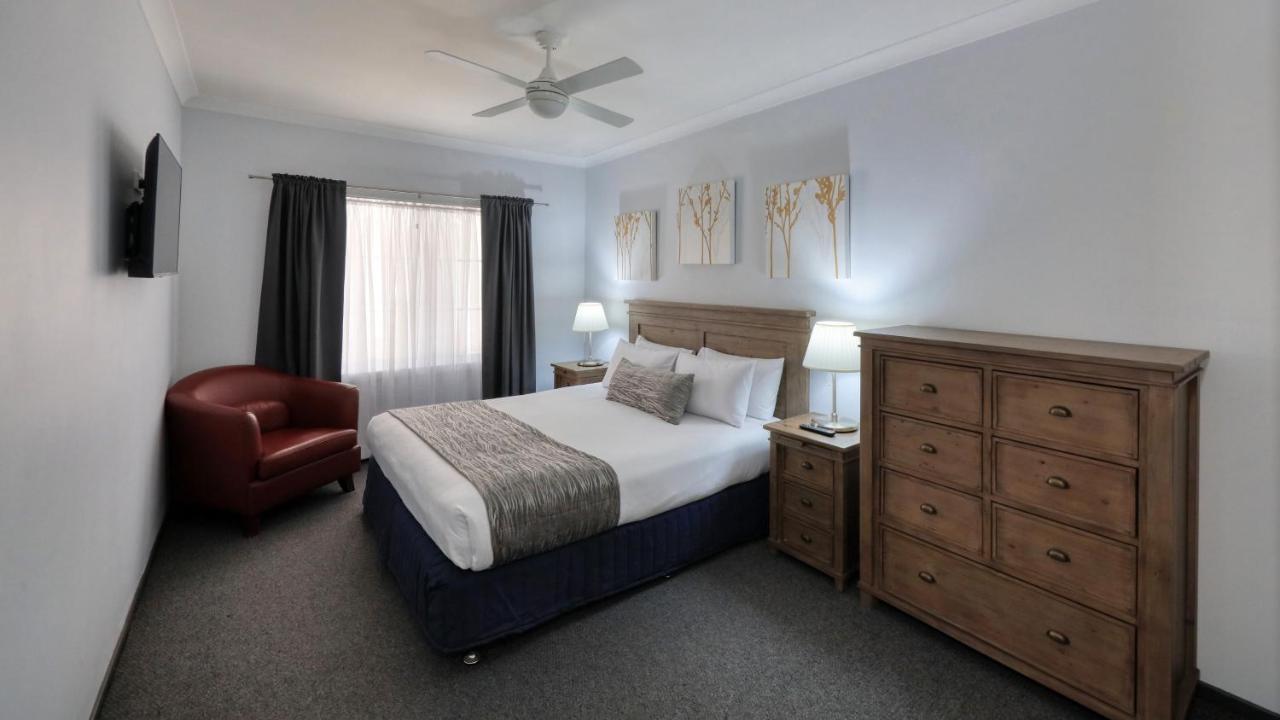 يونغ Colonial Motel & Apartments المظهر الخارجي الصورة